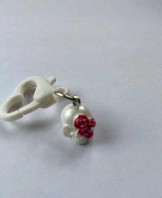 Skull stitch marker