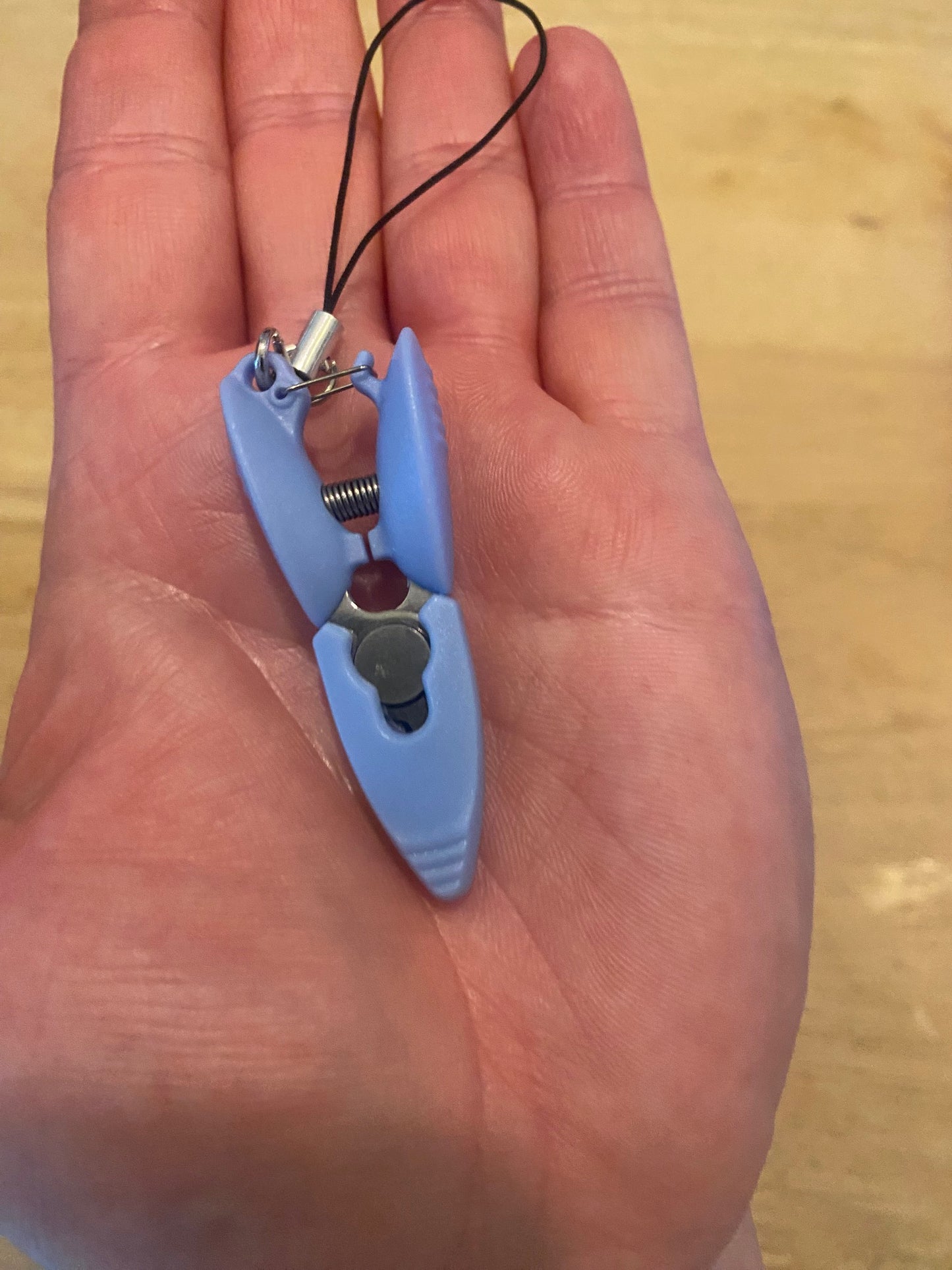 Neat travel scissors